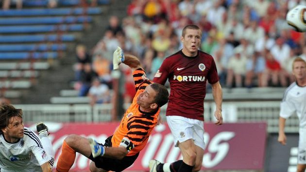 Hradecký Tomáš Rezek (vlevo) překonává brankáře Sparty Jaromíra Blažka. Hradecký Tomáš Rezek (vlevo) překonává brankáře Sparty Jaromíra Blažka.