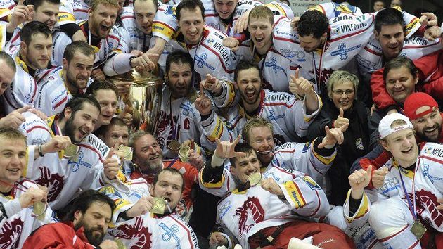 Poslední šampióni. Hokejisté Třince slaví premiérový extraligový titul. Poslední šampióni. Hokejisté Třince slaví premiérový extraligový titul.