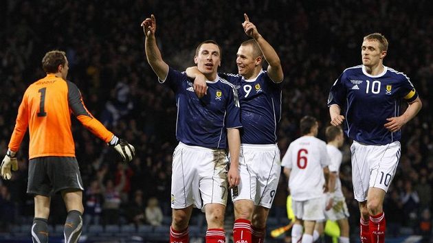 Skot Scott Brown (vlevo) se raduje z branky do sítě českých fotbalistů v přípravném utkání. Skot Scott Brown (vlevo) se raduje z branky do sítě českých fotbalistů v přípravném utkání.