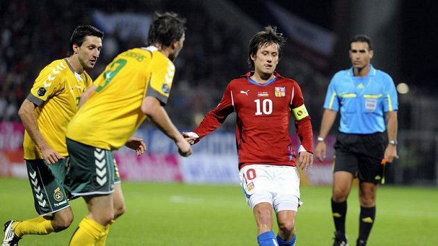 Tomáš Rosický s Litevci Deividasem Šembarasem (vlevo) a Ramunasem Radavičiusem. Tomáš Rosický s Litevci Deividasem Šembarasem (vlevo) a Ramunasem Radavičiusem.