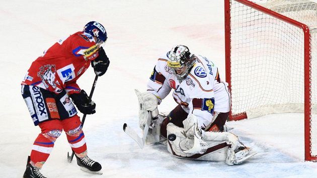 Rastislav Špirko z Pardubic se snaží překonat sparťanského gólmama Pöpperleho. Rastislav Špirko z Pardubic se snaží překonat sparťanského gólmama Pöpperleho.