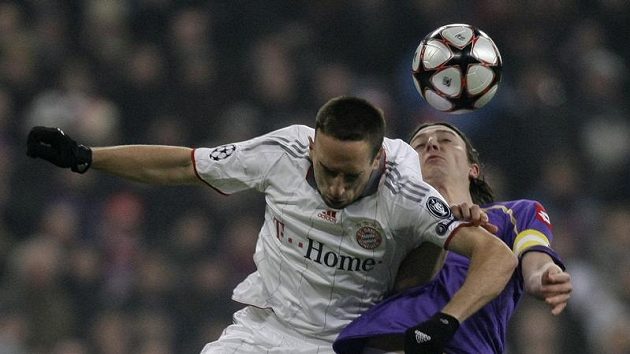 Franck Ribery z Bayernu Mnichov (v bílém) v hlavičkovém souboji s Ricardem Montolivem z Fiorentiny Franck Ribery z Bayernu Mnichov (v bílém) v hlavičkovém souboji s Ricardem Montolivem z Fiorentiny
