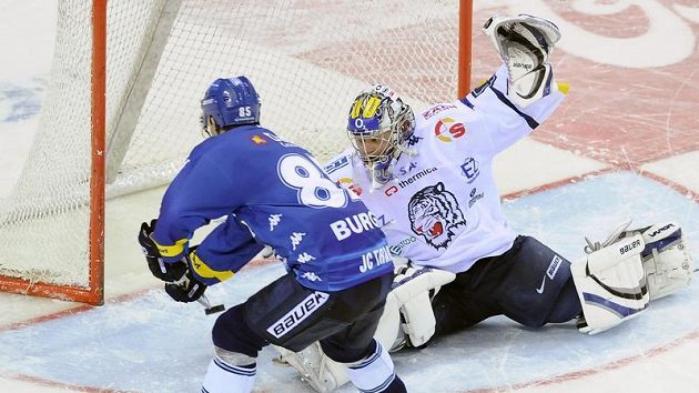 Brankář Liberce Tero Leinonen inkasuje gól v rozhodujícím nájezdu od Jiřího Burgra z Vítkovic. Brankář Liberce Tero Leinonen inkasuje gól v rozhodujícím nájezdu od Jiřího Burgra z Vítkovic.