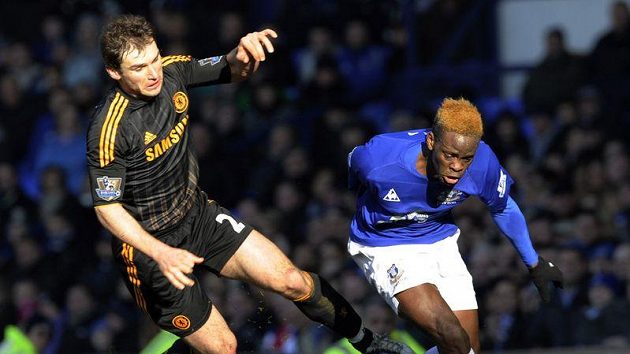 Branislav Ivanovič z Chelsea (vlevo) v souboji s Louisem Sahou z Evertonu. Branislav Ivanovič z Chelsea (vlevo) v souboji s Louisem Sahou z Evertonu.