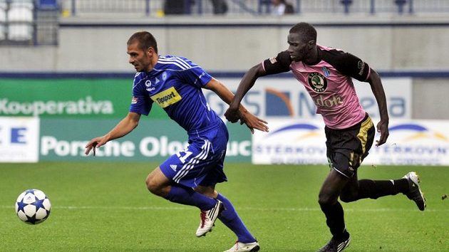 Alex Mendy z Mladé Boleslavi (vpravo) stíhá Michala Vepřeka z Olomouce. Alex Mendy z Mladé Boleslavi (vpravo) stíhá Michala Vepřeka z Olomouce.