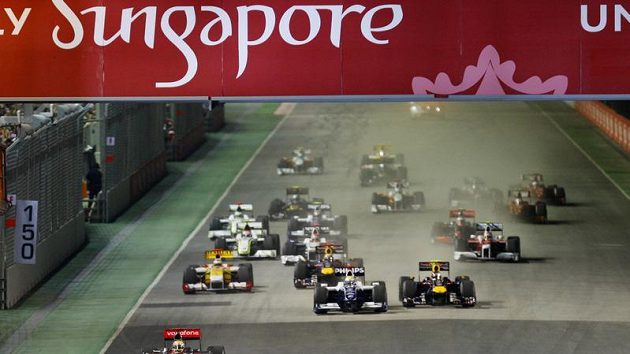 Piloti formule 1 krátce po startu GP Singapuru (ilustrační foto) Piloti formule 1 krátce po startu GP Singapuru (ilustrační foto)