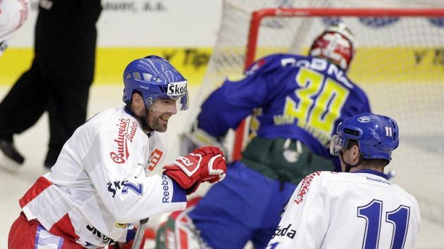 Josef Melichar (vlevo) a Petr Hubáček oslavují branku do sítě Švédska Josef Melichar (vlevo) a Petr Hubáček oslavují branku do sítě Švédska