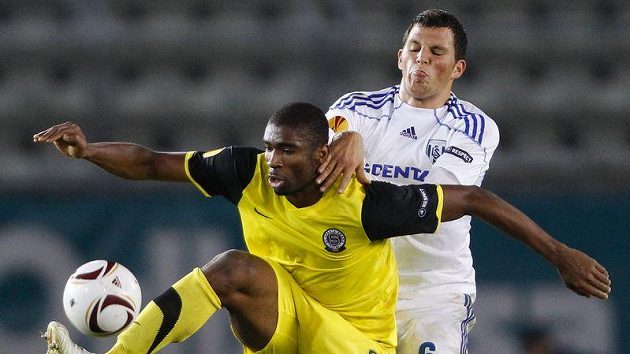 Leonard Kweuke ze Sparty (vpředu) se snaži udržet míč před dotírajícím Guillaumem Katzem z Lausanne. Leonard Kweuke ze Sparty (vpředu) se snaži udržet míč před dotírajícím Guillaumem Katzem z Lausanne.