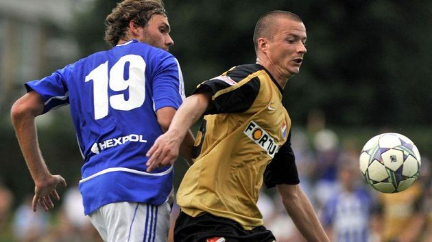 Václav Svěrkoš z Baníku Ostrava (vpravo) v souboji s Michalem Sostřonkem z Uničova. Václav Svěrkoš z Baníku Ostrava (vpravo) v souboji s Michalem Sostřonkem z Uničova.