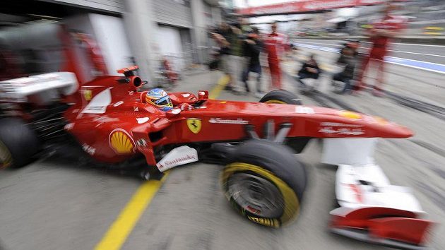 Fernando Alonso vyjíždí se svým ferrari na trať na Nürburgringu. Fernando Alonso vyjíždí se svým ferrari na trať na Nürburgringu.