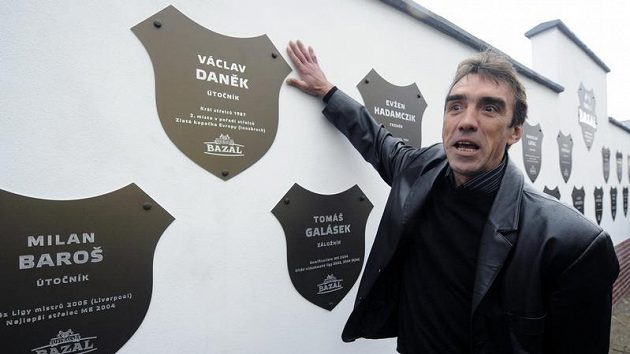 Václav Daněk před Zdí slávy ostravského Baníku, na níž nechybí ani jeho jméno Václav Daněk před Zdí slávy ostravského Baníku, na níž nechybí ani jeho jméno