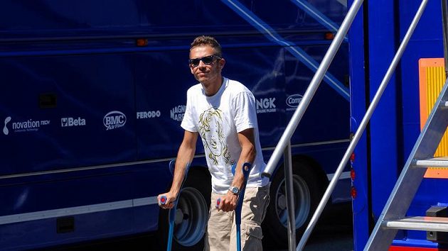 Po svých chodil Valentino Rossi při testu v Brně ještě s pomocí berlí. Po svých chodil Valentino Rossi při testu v Brně ještě s pomocí berlí.