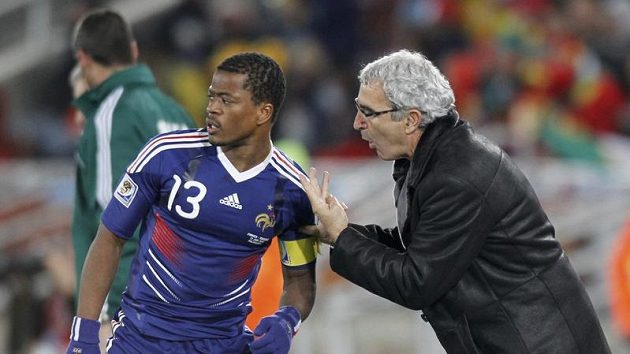 Patrice Evra byl v čele vzpoury proti Raymondu Domenechovi. Patrice Evra byl v čele vzpoury proti Raymondu Domenechovi.