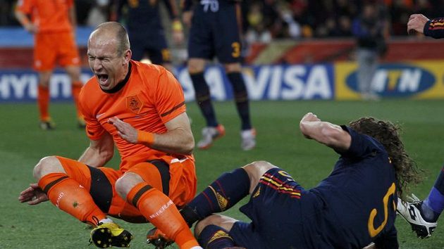 Ve finále se hodně jiskřilo...Španěl Puyol si za faul na Robbena vysloužil žlutou. Ve finále se hodně jiskřilo...Španěl Puyol si za faul na Robbena vysloužil žlutou.