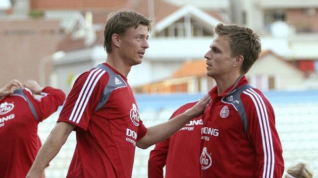Jesper Gronkjaer (vpravo) během reprezentačního srazu s dalším mazákem Jonem Dahlem Tomassonem. Jesper Gronkjaer (vpravo) během reprezentačního srazu s dalším mazákem Jonem Dahlem Tomassonem.