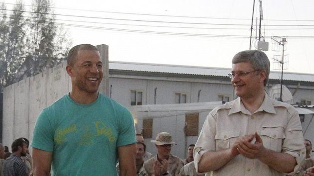 Jarome Iginla (vlevo) a kanadský premiér Stephen Harper v Afghanistánu Jarome Iginla (vlevo) a kanadský premiér Stephen Harper v Afghanistánu