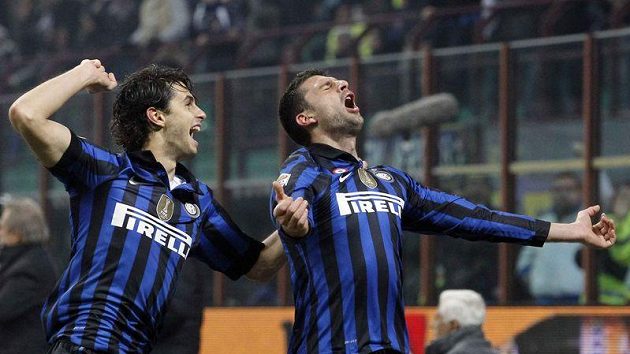 Fotbalista Interu Milán Thiago Motta (vpravo) a jeho spoluhráč Andrea Ranocchia se radují z branky. Fotbalista Interu Milán Thiago Motta (vpravo) a jeho spoluhráč Andrea Ranocchia se radují z branky.