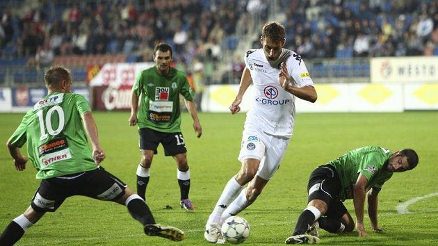 Fotbalisté Jablonce Tomáš Jablonský, Luboš Loučka (zleva) a Petr Pavlík (zprava) se marně snaží zastavit Libora Doška ze Slovácka. Fotbalisté Jablonce Tomáš Jablonský, Luboš Loučka (zleva) a Petr Pavlík (zprava) se marně snaží zastavit Libora Doška ze Slovácka.