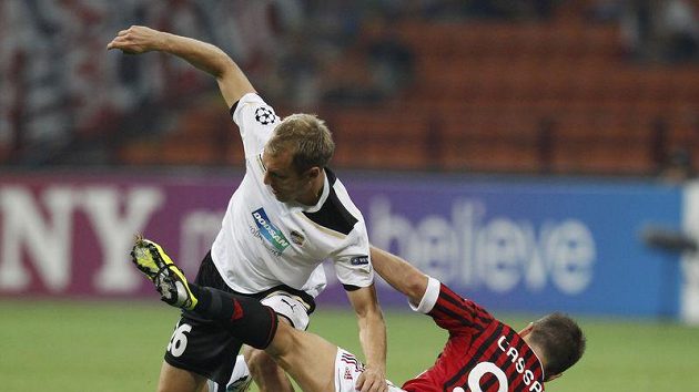 Daniel Kolář z Plzně (vlevo) bojuje s Antoniem Cassanem z AC Milán. Daniel Kolář z Plzně (vlevo) bojuje s Antoniem Cassanem z AC Milán.