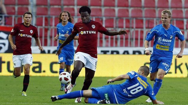 Útočník Sparty Bony Wilfried se snaží projít mezi hráči Plzně. Útočník Sparty Bony Wilfried se snaží projít mezi hráči Plzně.