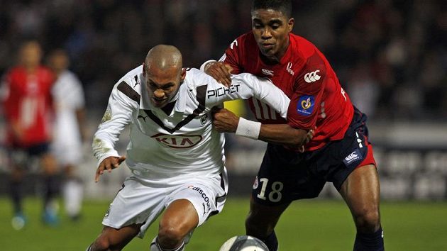 Yoan Gouffran z Girondins Bordeaux (vlevo) bojuje o míč s Franckem Beriou z Lille. Archivní foto. Yoan Gouffran z Girondins Bordeaux (vlevo) bojuje o míč s Franckem Beriou z Lille. Archivní foto.