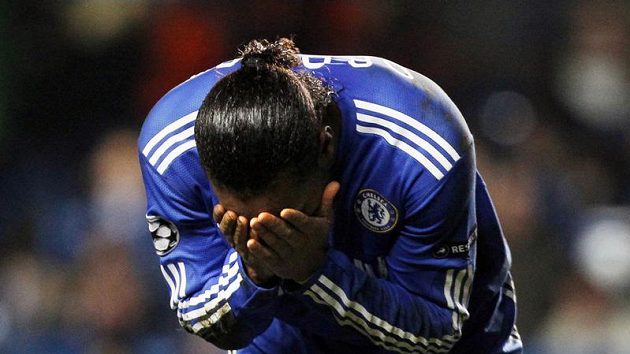 Po vyloučení dával Didier Drogba najevo obrovské zklamání Po vyloučení dával Didier Drogba najevo obrovské zklamání