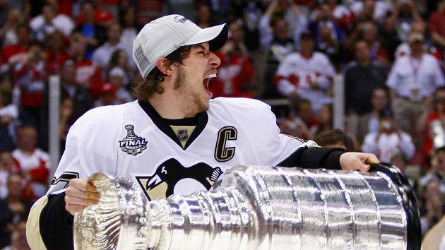 Kapitán Pittsburghu Sidney Crosby se Stanley Cupem. Kapitán Pittsburghu Sidney Crosby se Stanley Cupem.