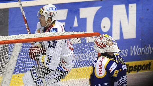 Martin Bartek z Pardubic se raduje po překonání zlínského brankáře Tomáše Duby ve čtvrtfinále play-off. Martin Bartek z Pardubic se raduje po překonání zlínského brankáře Tomáše Duby ve čtvrtfinále play-off.