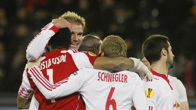 Fotbalisté Salcburku se radují z branky. Fotbalisté Salcburku se radují z branky.