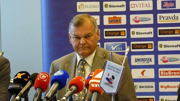 Vladimír Vůjtek na tiskové konferenci v Bratislavě Vladimír Vůjtek na tiskové konferenci v Bratislavě