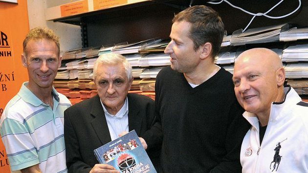 Dominik Hašek na křtu knihy Miloslava Jenšíka (uprostřed) Zlatá kniha ledního hokeje Dominik Hašek na křtu knihy Miloslava Jenšíka (uprostřed) Zlatá kniha ledního hokeje
