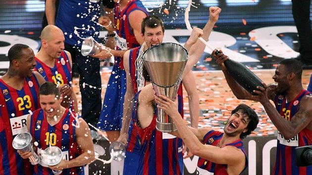 Luboš Bartoň (vzadu vlevo) oslavuje se spoluhráči z Barcelony triumf v basketbalové Evropské lize. Luboš Bartoň (vzadu vlevo) oslavuje se spoluhráči z Barcelony triumf v basketbalové Evropské lize.