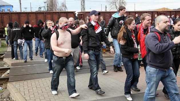 Fanoušci fotbalistů Slavie krátce po svém příjezdu do Ostravy Fanoušci fotbalistů Slavie krátce po svém příjezdu do Ostravy