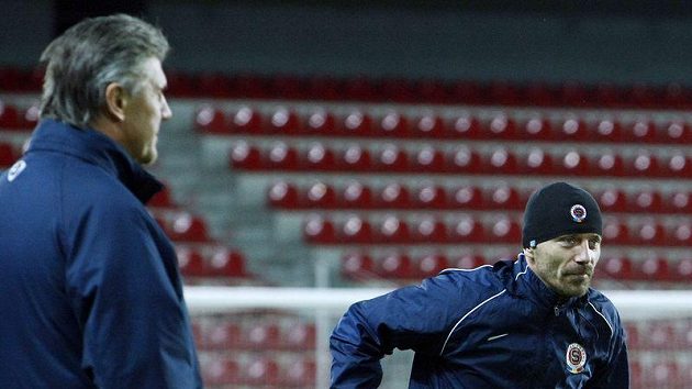 Trenér Jozef Chovanec (vlevo) a Tomáš Řepka na tréninku Sparty Trenér Jozef Chovanec (vlevo) a Tomáš Řepka na tréninku Sparty