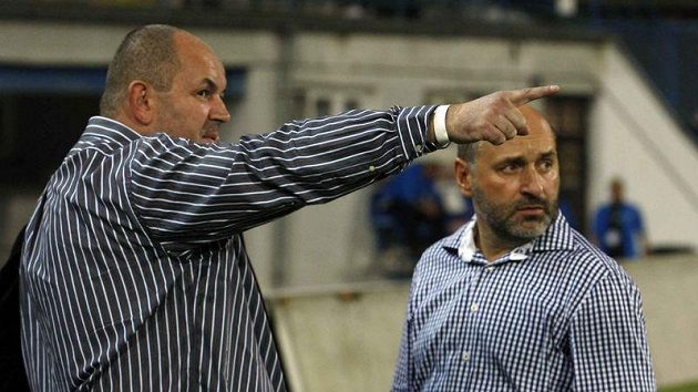 I hráčům Miroslav Pelta (vlevo) potvrdil, že bude s plzeňským majitelem Tomášem Paclíkem jednat o uvolnění trenéra Vrba k reprezentaci.. I hráčům Miroslav Pelta (vlevo) potvrdil, že bude s plzeňským majitelem Tomášem Paclíkem jednat o uvolnění trenéra Vrba k reprezentaci..