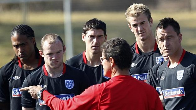 Když káže Fabio Capello... Angličané Glen Johnson, Wayne Rooney, Gareth Barry, brankář Joe Hart a John Terry (zleva doprava) poslouchají italského kouče na lavičce reprezentace. Když káže Fabio Capello... Angličané Glen Johnson, Wayne Rooney, Gareth Barry, brankář Joe Hart a John Terry (zleva doprava) poslouchají italského kouče na lavičce reprezentace.