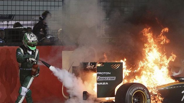 Lotus Fina Heikki Kovalainena na singapurské trati vzplál, pilot si nakonec musel vůz uhasit sám. Lotus Fina Heikki Kovalainena na singapurské trati vzplál, pilot si nakonec musel vůz uhasit sám.