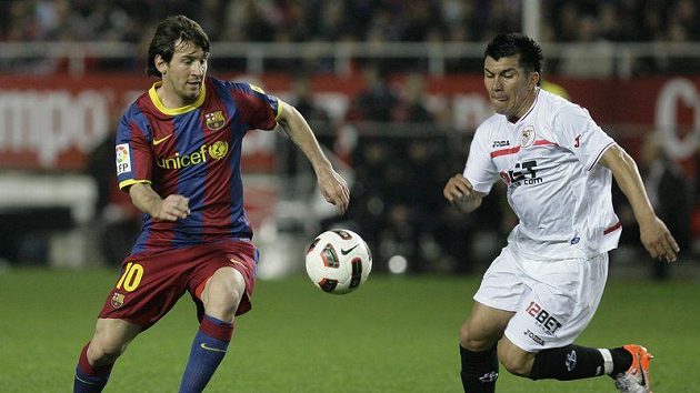 Útočník Barcelony Lionel Messi (vlevo) v souboji o míč s Gary Medelem ze Sevilly. Útočník Barcelony Lionel Messi (vlevo) v souboji o míč s Gary Medelem ze Sevilly.