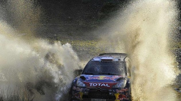 Sébastien Loeb s vozem Citroën DS3 WRC na trati Britské rallye. Sébastien Loeb s vozem Citroën DS3 WRC na trati Britské rallye.
