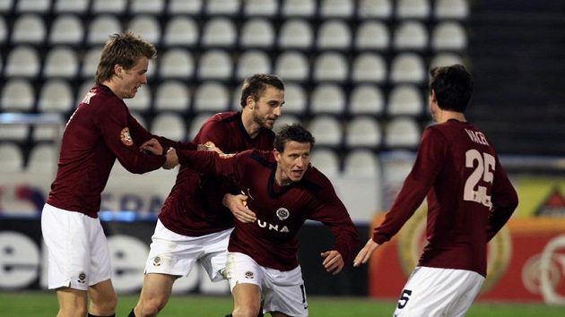 Fotbalisté Sparty se radují z gólu. Fotbalisté Sparty se radují z gólu.