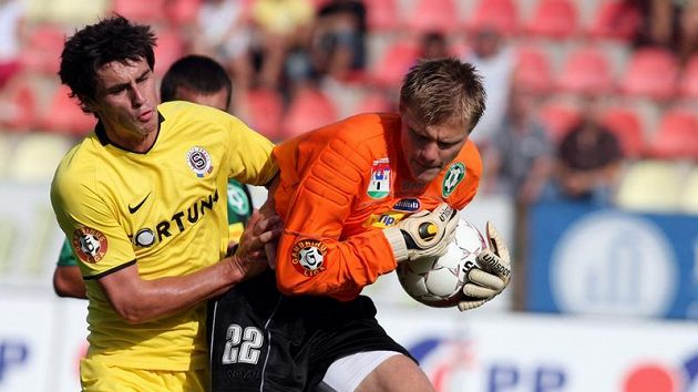 Sparťan Vacek (vlevo) v souboji s příbramským brankářem Krbečkem. Sparťan Vacek (vlevo) v souboji s příbramským brankářem Krbečkem.