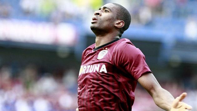 Útočník Sparty Léonard Kweuke oslavuje vstřelený gól v utkání Evropské ligy s FK Sarajevo. Útočník Sparty Léonard Kweuke oslavuje vstřelený gól v utkání Evropské ligy s FK Sarajevo.