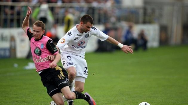 Tomáš Košút ze Slovácka byl v tomto souboji úspěšnější než mladoboleslavský Jan Chramosta (vlevo). Tomáš Košút ze Slovácka byl v tomto souboji úspěšnější než mladoboleslavský Jan Chramosta (vlevo).