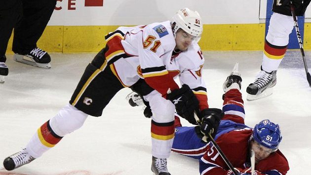 Český útočník Roman Horák (v bílém) z Calgary v souboji s Davidem Desharnaisem z Montrealu. Český útočník Roman Horák (v bílém) z Calgary v souboji s Davidem Desharnaisem z Montrealu.