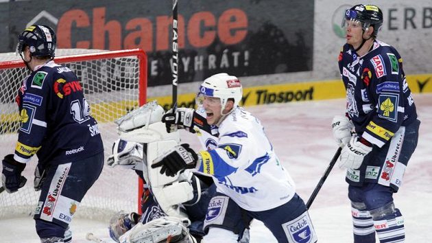 Plzeňský Tomáš Vlasák se raduje z branky do sítě Liberce ve čtvrtfinále play-off. Plzeňský Tomáš Vlasák se raduje z branky do sítě Liberce ve čtvrtfinále play-off.