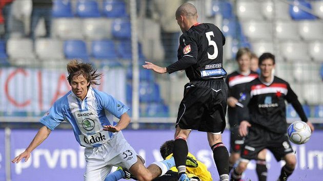 Fotbalisté kroměříže způsobili v poháru další senzaci. Lukáš Opiela (vlevo) z Boleslavi, brankář Marek Vogl a Ondřej Stojaník (oba z Kroměříže) bojují o míč. Fotbalisté kroměříže způsobili v poháru další senzaci. Lukáš Opiela (vlevo) z Boleslavi, brankář Marek Vogl a Ondřej Stojaník (oba z Kroměříže) bojují o míč.