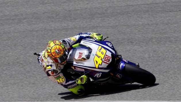 Italský motocyklista Valentino Rossi vyhrál páteční tréninkové jízdy před domácí Grand Prix v Mugellu. Italský motocyklista Valentino Rossi vyhrál páteční tréninkové jízdy před domácí Grand Prix v Mugellu.