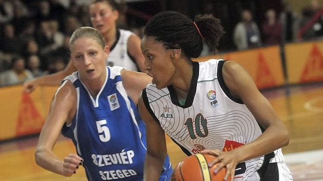Brněnská basketbalistka DeWanna Bonnerová (vpravo) v akci. Brněnská basketbalistka DeWanna Bonnerová (vpravo) v akci.