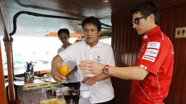 Americký mistr světa z roku 2006 Nicky Hayden se osvěžuje na luxusní jachtě. Ilustrační foto. Americký mistr světa z roku 2006 Nicky Hayden se osvěžuje na luxusní jachtě. Ilustrační foto.