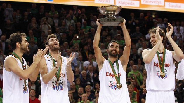 Španělští basketbalisté se radují z titulu. Španělští basketbalisté se radují z titulu.